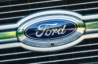 Ford không thể giao xe cho khách vì thiếu logo