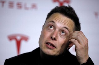 Sau cuộc họp lúc nửa đêm, Elon Musk tự tay rút phích cắm máy chủ Twitter và câu chuyện về sự liều lĩnh của CEO Tesla