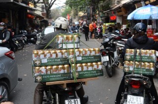 Bloomberg: Người Việt giảm uống bia, dấu hiệu khó khăn của nền kinh tế
