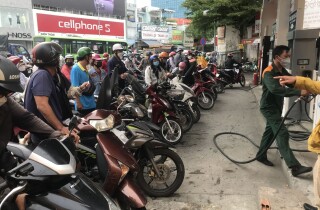 Sáng đầu tuần, người dân TP HCM tiếp tục xếp hàng chờ đổ xăng
