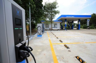 VinFast mở dịch vụ sạc xe điện tại 500 trạm xăng Petrolimex trên toàn quốc