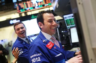 Nhân tố nào giúp Dow Jones nhảy vọt hơn 800 điểm trong phiên cuối tuần?