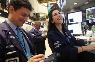 Dow Jones tăng tiếp hơn 400 điểm sau tuần tích cực, nhà đầu tư đợi kết quả kinh doanh Big Tech