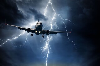 Sét đánh trúng máy bay, hành khách ngồi trong có gặp nguy hiểm không?
