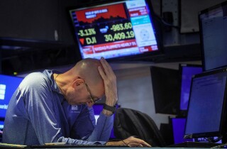 Nhà đầu tư khủng hoảng tâm lý khi chứng khoán Mỹ cắm đầu giảm