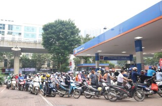 Cơn 'khát' xăng dầu ở Hà Nội, cửa hàng đông nghẹt từ sáng sớm đến đêm muộn