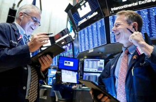S&P 500 và Dow Jones lập đỉnh mới sau phát biểu của chủ tịch Fed