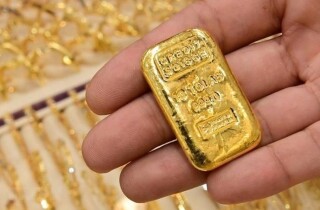 Vì sao giá vàng trong nước không còn nhạy cảm với đà tăng của vàng thế giới trong ba tháng qua?