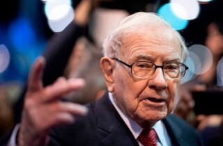 ChatGPT giải thích chiến lược đầu tư của tỷ phú Warren Buffett, chỉ tên hai mã cổ phiếu để rót tiền