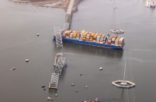 Cảng lớn của Mỹ phải đóng cửa sau vụ sập cầu, ngành logistics lại hối hả ứng phó