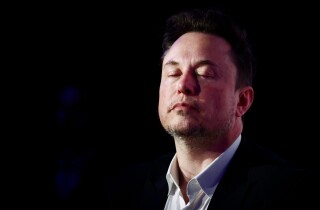 Cổ phiếu Tesla lao dốc 60% từ đỉnh, nhà đầu tư khó chịu trước cách làm việc của Elon Musk
