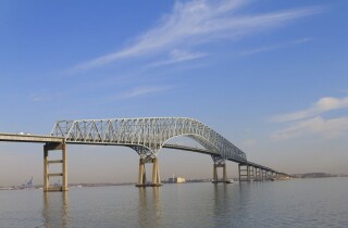 Một cây cầu lớn ở Mỹ đổ sập sau khi bị tàu đâm trúng, ít nhất 7 người nghi rớt xuống sông