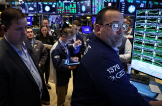 Dow Jones tăng 478 điểm, S&P 500 lập đỉnh mới