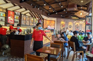Khảo sát: Kinh tế càng khó khăn, người Việt càng đi cà phê nhiều hơn