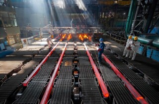 Trung Quốc tăng cường nhập khẩu quặng sắt dù sản xuất thép yếu