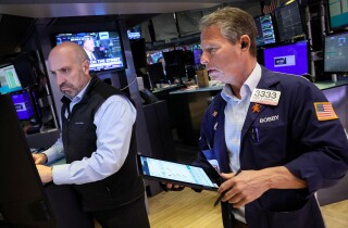 Dow Jones mất 241 điểm khi lợi suất trái phiếu vọt tăng