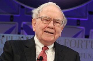 Khi thị trường lao dốc và danh mục rực lửa, Warren Buffett khuyên nhà đầu tư nên làm gì?