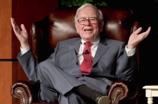 Giữa lúc S&P 500 tăng cao kỷ lục, huyền thoại Warren Buffett đang làm gì?