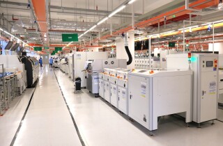 Vắng bóng công nhân, robot trong một nhà máy tại khu công nghệ cao TP HCM cứ 4,5 giây lại cho ra một sản phẩm