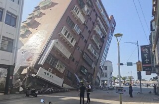 Động đất mạnh làm rung chuyển Đài Loan, gây sóng thần và đổ sập nhà cửa