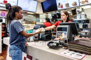 McDonald’s và nhiều thương hiệu lớn cảnh báo người tiêu dùng thu nhập thấp đang kiệt sức vì lạm phát