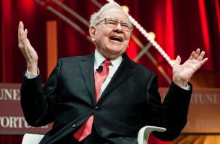 Không chỉ là huyền thoại đầu tư, Warren Buffett còn mát tay se duyên cho bao cổ đông Berkshire