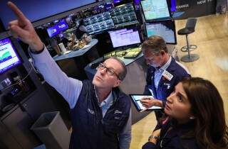 Dow Jones lập chuỗi tăng 4 ngày nhờ hy vọng lãi suất sớm hạ, cổ phiếu VinFast đi lên hơn 6%