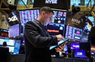 Dow Jones tăng liền 6 phiên, trở lại mốc 39.000 điểm