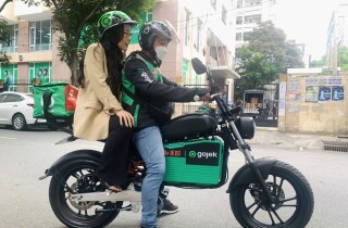 Gojek 'bắt tay' Dat Bike, thí điểm chở khách, giao đồ ăn và giao hàng bằng xe máy điện